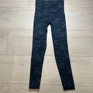 SPANX Camo High-Waist Leggings - gray & Black small